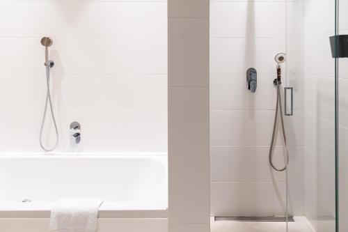 Un baño de Modern apartment in the center of St Julians by ArcoBnb
