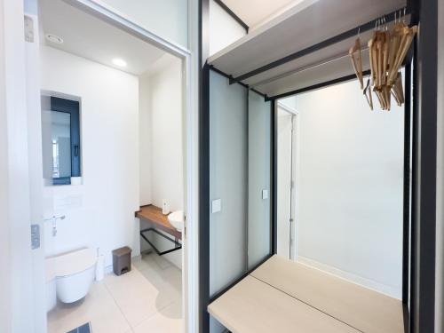 Un baño de Modern apartment in the center of St Julians by ArcoBnb