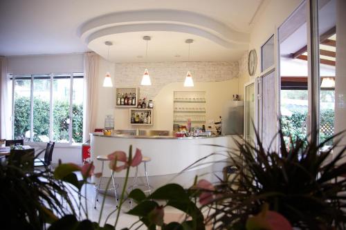 uma cozinha com um balcão e um frigorífico em Hotel Orsa Maggiore em Milano Marittima
