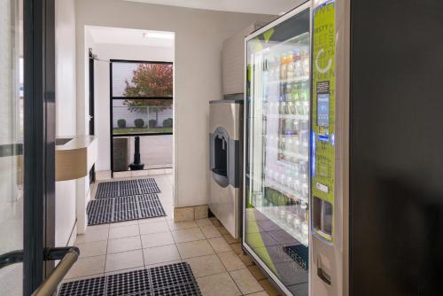 a drink refrigerator in a restaurant with a window at Knights Inn Grand Rapids East Airport in East Grand Rapids
