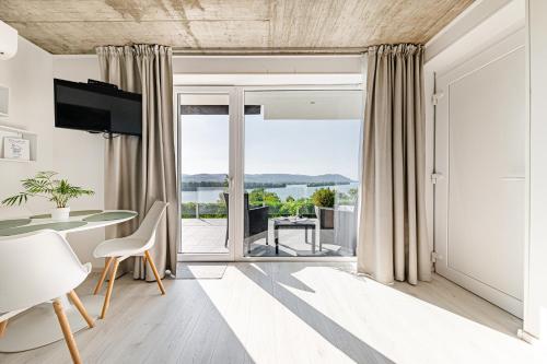 Televízia a/alebo spoločenská miestnosť v ubytovaní Akvarell Apartmanház