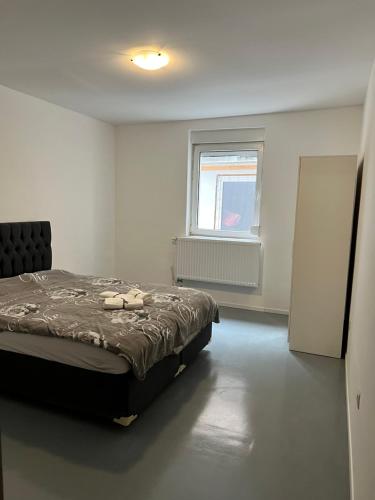 Schlafzimmer mit einem Bett und einem Fenster in der Unterkunft Chez nous in Lüttich