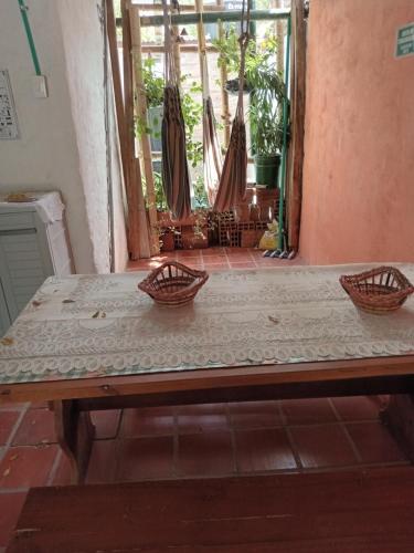 une table avec deux paniers en haut dans l'établissement Hostal ROLLED, à Villavieja