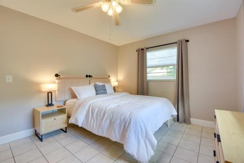 een slaapkamer met een wit bed en een raam bij Charming Palmetto Home - 3 Mi to Riverwalk! in Palmetto
