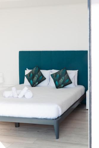 Una cama o camas en una habitación de Modern apartment in the center of St Julians by ArcoBnb