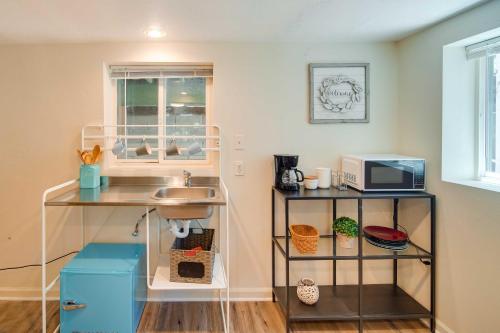 Η κουζίνα ή μικρή κουζίνα στο Cozy Crestline Getaway about 2 Mi to Lake Gregory