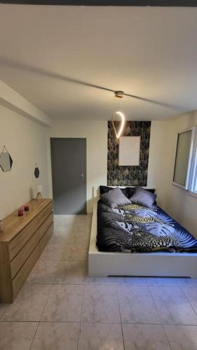 une chambre avec un lit et une commode dans l'établissement Appartement chaleureux, proche de la gare, à Perpignan