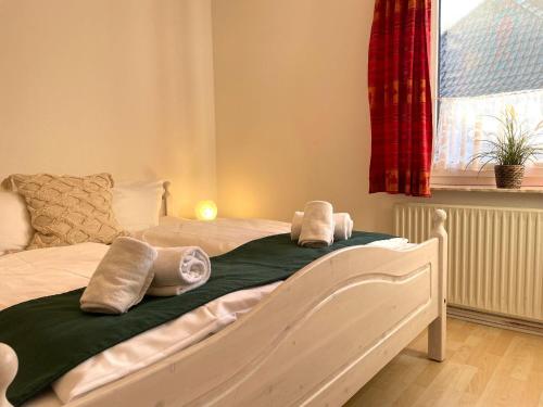 un dormitorio con una cama con animales de peluche en Haus-Dallacker-Fewo-Nr-2, en Cuxhaven