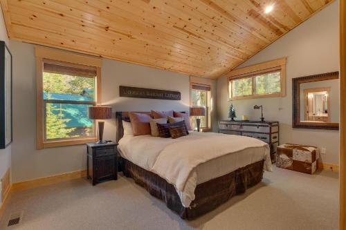 a bedroom with a large bed and a wooden ceiling at Woodcrest at Tahoe Donner 3BR with Pool Table - 3000 sq ft in Truckee