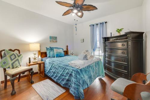 um quarto com uma cama, uma ventoinha de tecto e uma cómoda em San Antonio Vacation Rental about 15 Mi to Downtown! em San Antonio