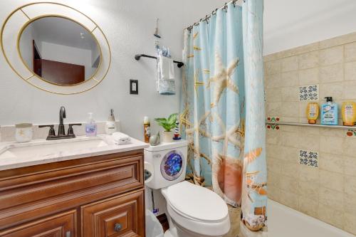 uma casa de banho com um WC, um lavatório e um espelho. em San Antonio Vacation Rental about 15 Mi to Downtown! em San Antonio