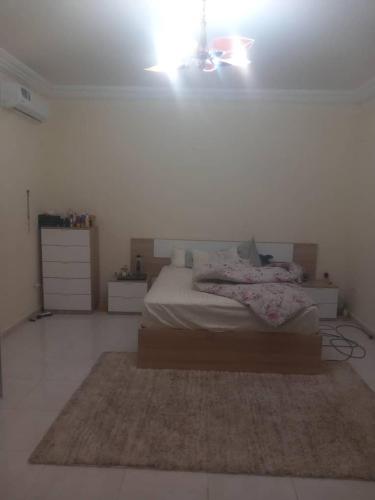 a bedroom with a bed and a ceiling fan at Chambre Chez Jean in Nouakchott