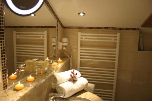 a bathroom with a sink and a large mirror at ARNIKA Garni in Oberammergau