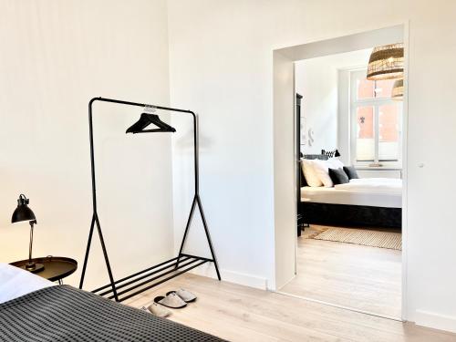 Ένα ή περισσότερα κρεβάτια σε δωμάτιο στο MAKERS and ROOMS APARTMENT 01 Pauline 110qm Parkplatz 1-4 Personen