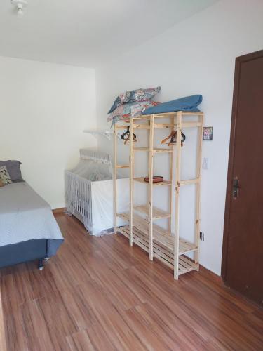 Zimmer mit einem Bett und einem Etagenbett in der Unterkunft Aconchego do Bem-te-vi 2 qtos 60m2 Praia Grande in Arraial do Cabo