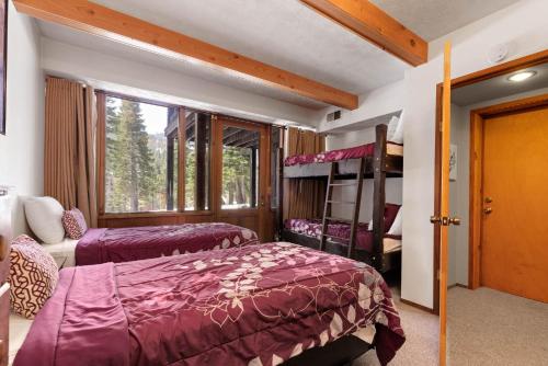 Ein Bett oder Betten in einem Zimmer der Unterkunft Snowy Paws - Pet Friendly - Alpine Meadows - Amazing views, close to slopes