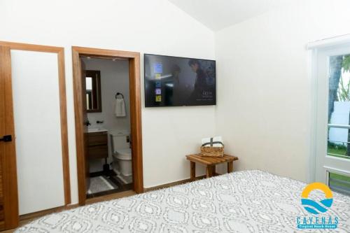 1 Schlafzimmer mit einem Bett und einem Bad in der Unterkunft Beachfront Vacation Villa 