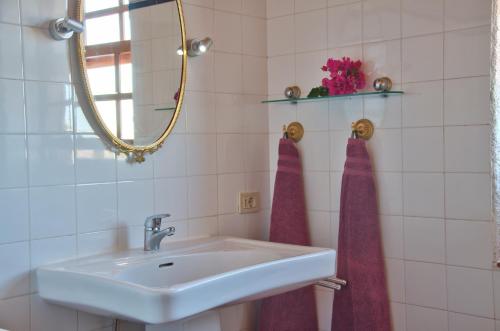ギア・デ・イソラにあるFinca La Toscaのバスルーム(洗面台、鏡付)