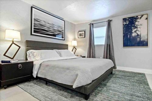 Llit o llits en una habitació de Summer Refresh-modern Comfort Near Downtown 40-4