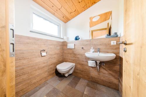 La salle de bains est pourvue de toilettes et d'un lavabo. dans l'établissement Der Bradler, à Ebhausen