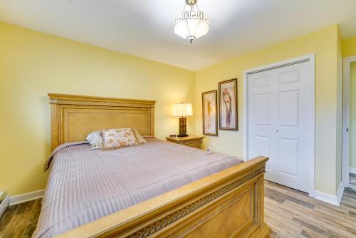 1 dormitorio con 1 cama con cabecero de madera en Quiet Country Home By Shay Lake!, 