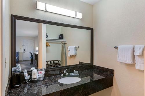 梅薩的住宿－迷信泉貝斯特韋斯特酒店，一间带水槽和大镜子的浴室