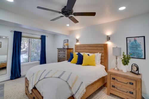 Postel nebo postele na pokoji v ubytování Brian Head Condo with Balcony, Grill and Mountain View