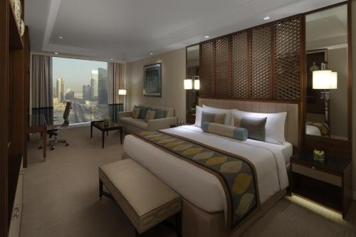 En eller flere senge i et værelse på Taj Dubai