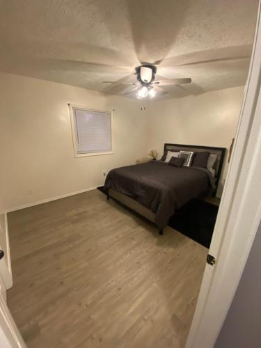 - une chambre avec un lit et un ventilateur de plafond dans l'établissement Home in Tobyhanna, Poconos Mountain, Pennsylvania, à Tobyhanna
