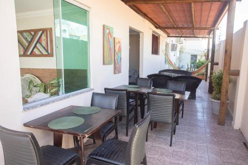 una fila de mesas y sillas en un restaurante en Pousada Aracaju, en Aracaju