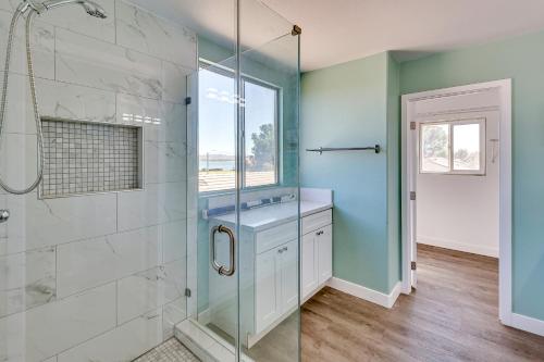 Ένα μπάνιο στο Spacious Lake Elsinore Home with Pool and Hot Tub!