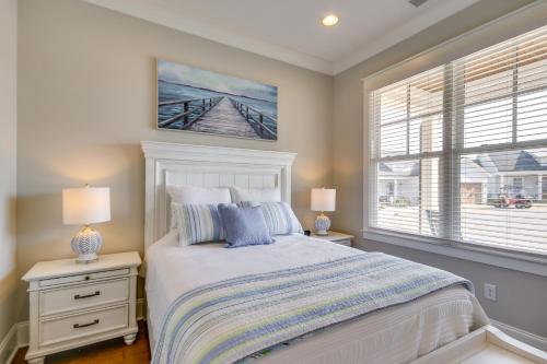 une chambre avec un lit avec deux lampes et une fenêtre dans l'établissement Lake Access and Boat Slip Greenwood Cottage!, à Waterloo