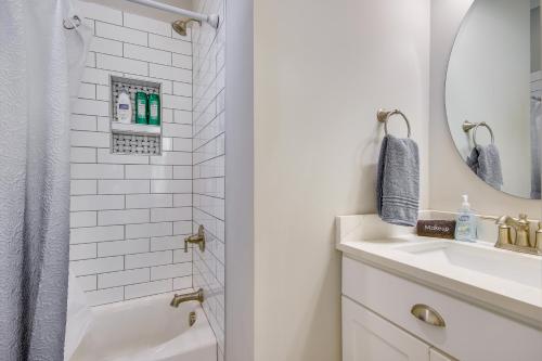 ein weißes Badezimmer mit einem Waschbecken und einem Spiegel in der Unterkunft Greenwood Cottage with Lake Access and Boat Slip! in Waterloo