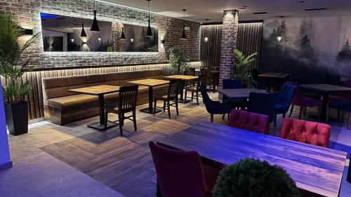 un ristorante con tavoli e sedie e un muro di mattoni di Intermezzo2 a Prijepolje