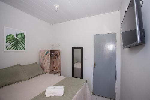 1 dormitorio con 1 cama y TV de pantalla plana en Pousada Aracaju en Aracajú