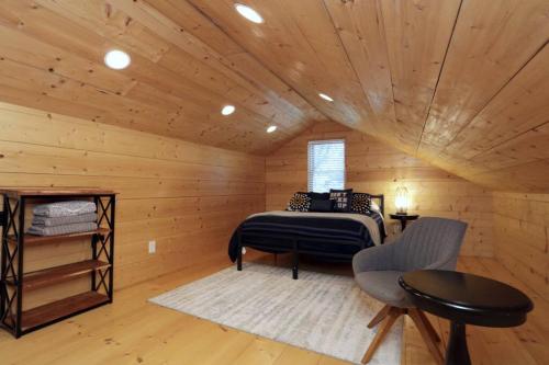 sypialnia w drewnianym domku z łóżkiem i stołem w obiekcie Gem in Midtown 4bedroom home-11 w Atlancie