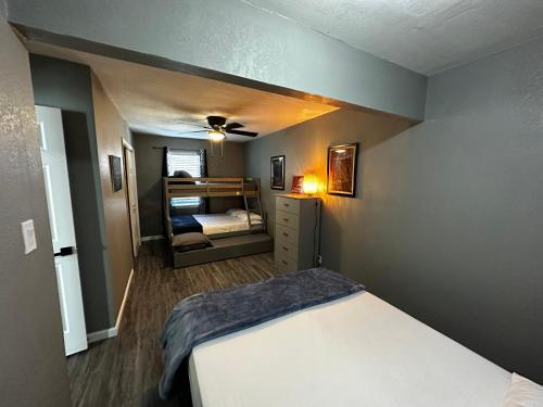 een kleine slaapkamer met een bed en een stapelbed bij Hess St in San Antonio