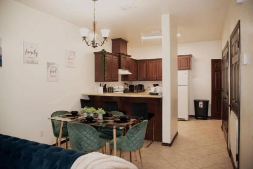 a kitchen with a table and chairs in a room at Modern 2 bed 2-bath next to University UTRGV in Edinburg