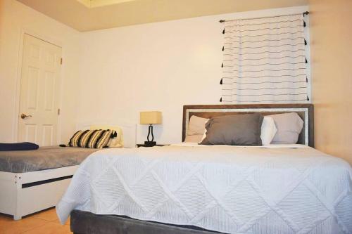 Una cama o camas en una habitación de 2BD 2BT Apt near University