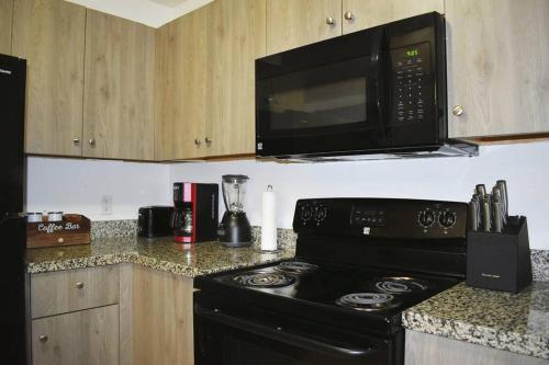 Una cocina o cocineta en 2BD 2BT Apt near University