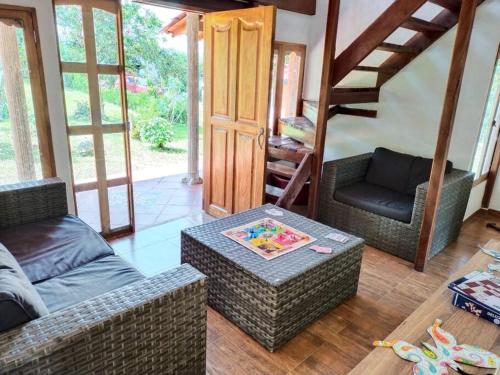 uma sala de estar com um sofá e uma mesa em Hermosa casa para vacaciones en San José de Suaita em San José de Suaita