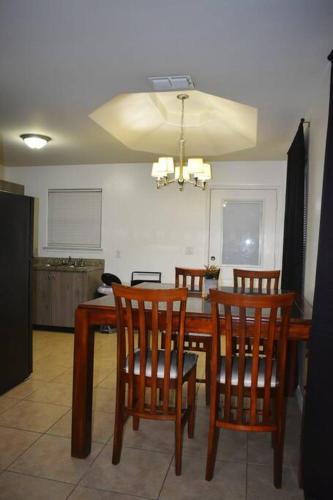 Una cocina o cocineta en 2BD 2BT Apt near University