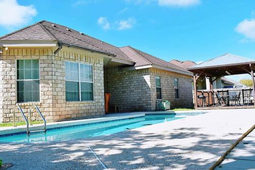 una casa con piscina frente a ella en Beautiful house with pool en Mission