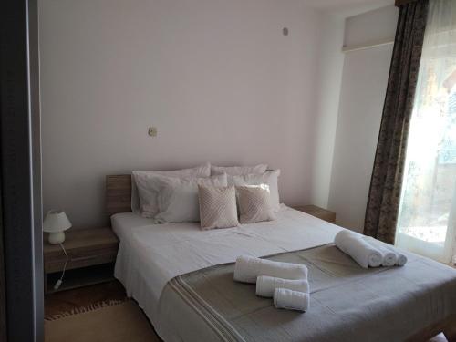 um quarto com uma cama com duas toalhas em Apartments with a parking space Rtina - Miocici, Zadar - 22001 em Ražanac