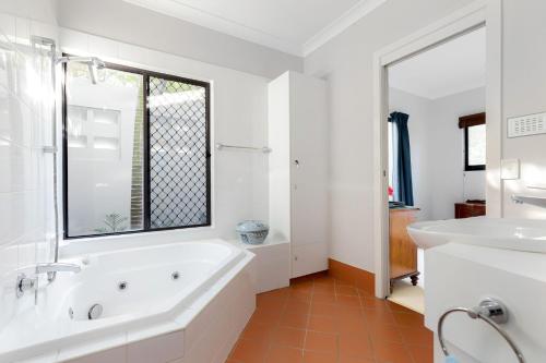 サンシャインビーチにある2 Horizon Terraces - Spacious Duplex Close to Village and Beachの浴槽と洗面台のある白いバスルーム