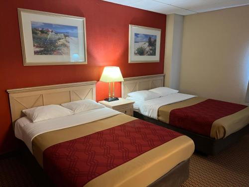 Postel nebo postele na pokoji v ubytování Econo Lodge Inn & Suites Walnut