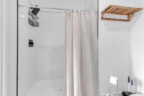 y baño con ducha y cortina de ducha. en Luxe 1BDRM Apartment EWR Prudential Center, en Elizabeth