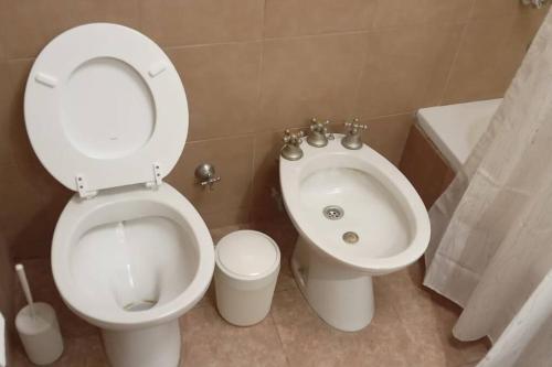 La salle de bains est pourvue de toilettes et d'un bidet. dans l'établissement Torre Libertador, à Buenos Aires