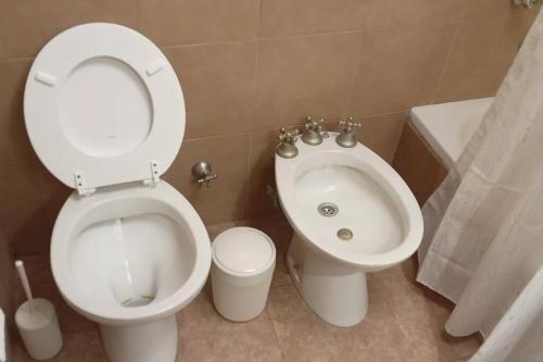 un baño con inodoro y bidé en Torre Libertador I, en Buenos Aires