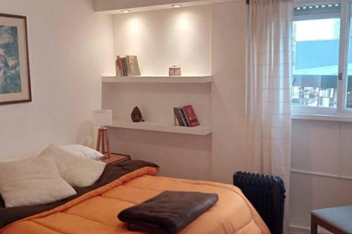 un dormitorio con una cama y una ventana en Torre Libertador I, en Buenos Aires